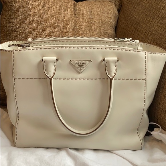 Authentic pre-owned Prada bag excellent condition - Picture 4 of 10